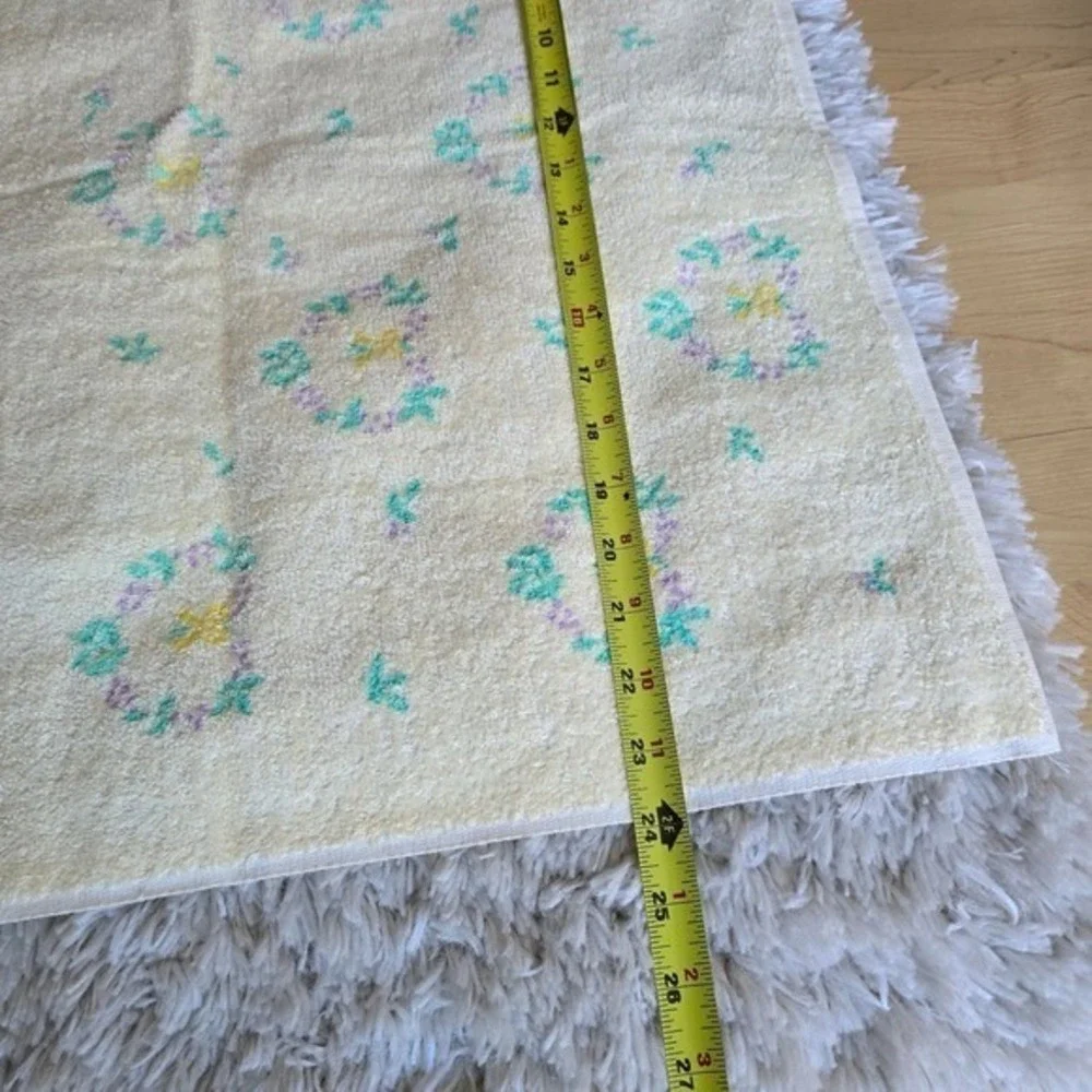 Vintage DUNDEE Bath and Hand Towel Yellow Heart‎ Print